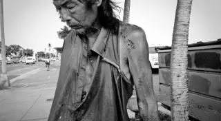 После 10 лет съемки бездомных фотограф нашла среди них отца