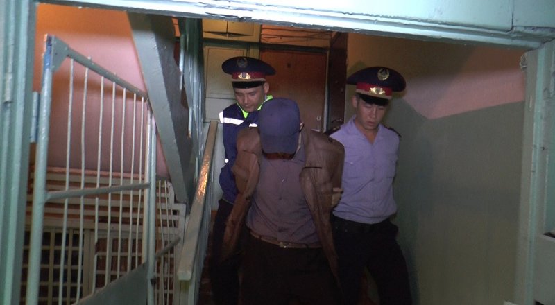 Полицейские задержали подозреваемого в попытке квартирной кражи. Фото©Пресс-служба ДВД Алматы.