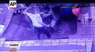 Автобусная остановка с людьми провалилась под землю в Китае