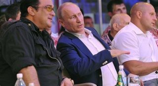 Стивен Сигал и Владимир Путин на чемпионате России по смешанным боевым искусствам. © kremlin.ru