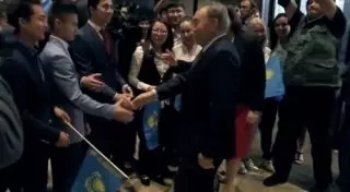 Сын Батырхана Шукенова подарил Назарбаеву сборник песен отца в США