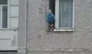Трехлетний малыш прогулялся по карнизу восьмого этажа