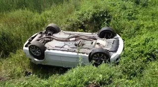 Два человека погибли в результате падения автомобиля с моста в Акмолинской области