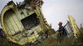 На месте катастрофы рейса MH17. Фото © REUTERS