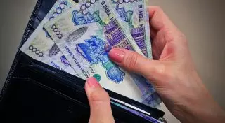 Только 3,6 процента казахстанцев получили повышение зарплаты после изменения курса тенге
