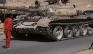 Боевики ИГ (ДАИШ) переехали танком сирийского солдата