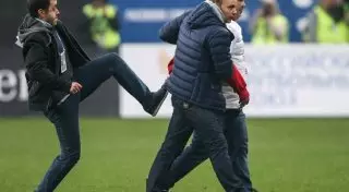 Комментатор пнул болельщика московского "Спартака" во время матча