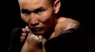 Канат Ислам подписал контракт с менеджером Мейвезера-младшего