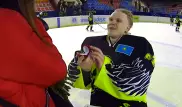 Вратарь ХК "Темиртау" оригинально предложил руку и сердце возлюбленной