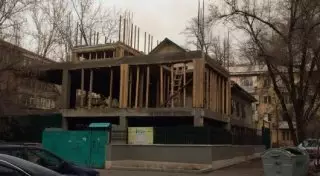Строительство 4-этажного здания во дворе жилого дома в Алматы начато незаконно