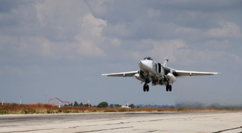 Российский фронтовой бомбардировщик Су-24 во время взлета. Фото © РИА Новости