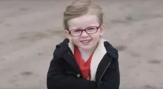 4-летняя девочка за рулем грузовика