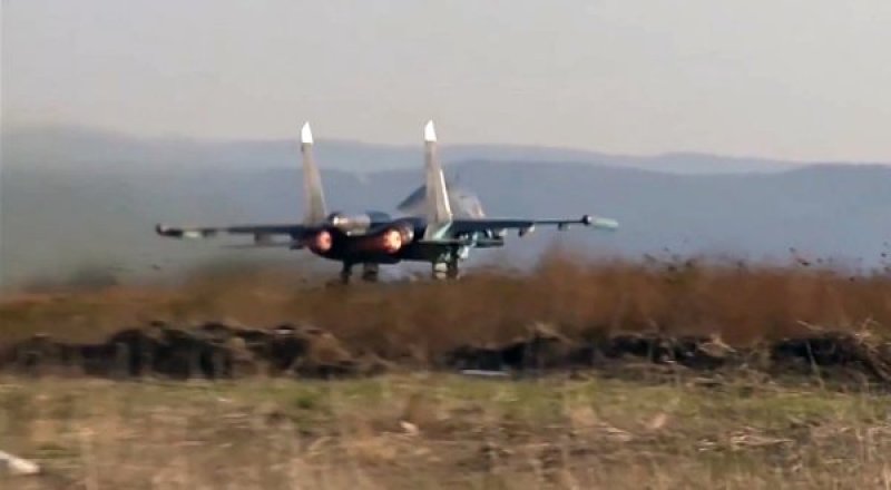 Су-34 готовится к вылету с авиабазы "Хмеймим" в сирийской провинции Латакия. Фото©РИА Новости.