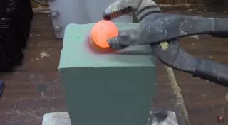 Что произойдет, если положить раскаленный шар на флористическую пену