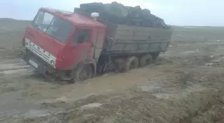 15 грузовых авто застряли в грязи на трассе в Карагандинской области