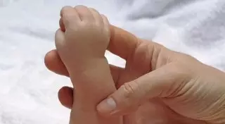 Оставленную в мусорном баке в Астане новорожденную удочерили