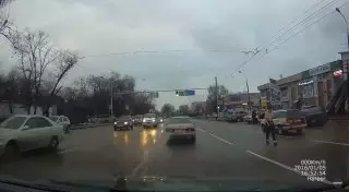 Женщина устроила стриптиз на дороге в Алматы