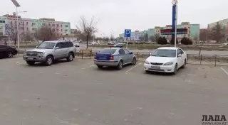 Полицейского в Жанаозене оштрафовали за парковку на стоянке для инвалидов