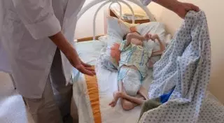 Ребенок, доведенный матерью до истощения, умер в Костанайской области