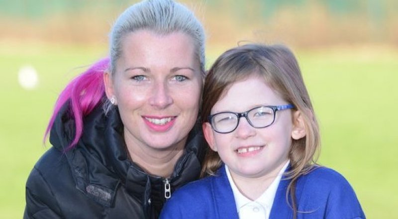 7-летняя девочка Оливия Фарнсуорт с мамой. Фото с сайта dailyrecord.co.uk