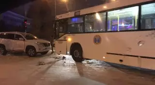 В центре Астаны внедорожник столкнулся с пассажирским автобусом