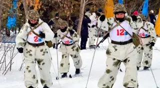 Лыжные соревнования с полным боевым снаряжением впервые прошли в Казахстане