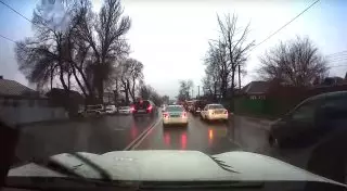 Безразличие дорожного патруля к нарушителям в Алматы объяснили в ДВД