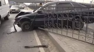 Алматинцы просят заменить железные заборы на бетонные отбойники на дорогах