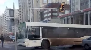 Автобус выехал на тротуар из-за неработающего светофора в Астане