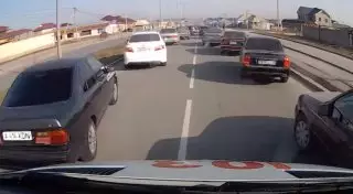 Полиция Шымкента показала, как пропускать "скорую помощь"