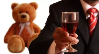 Взрослые учат детей с малых лет произносить тосты и поднимать бокальчики - Назарбаева