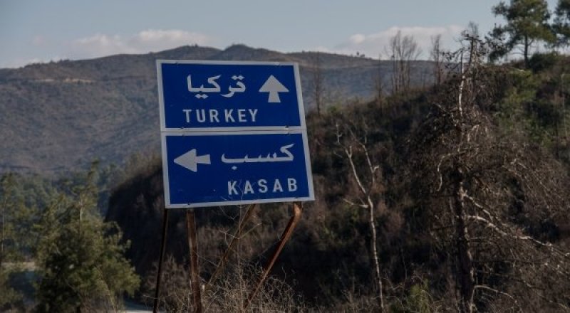 Дорожный указатель неподалеку от сирийско-турецкой граница в районе города Кесаб. Фото©РИА Новости.