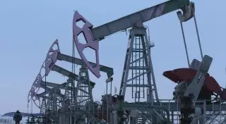 Нефть в 50 долларов за баррель позволит Казахстану "сводить концы с концами" - эксперт