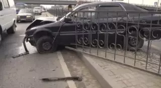 Власти Алматы изучат вопрос о замене железных заборов на бетонные отбойники на дорогах