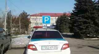 Полицейского накажут за парковку на стоянке для инвалидов в Алматинской области
