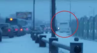 В Караганде автобус объехал пробку по тротуару