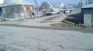 В Алматинской области водитель грузовика устроил ДТП и оставил жителей без газа и воды