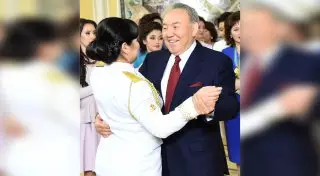 Поцелуи придумали, чтобы заставить женщин помолчать - пошутил Назарбаев