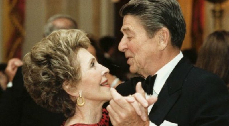 Нэнси и Рональд Рейганы на праздновании золотой свадьбы в 2002 году. Фото Getty