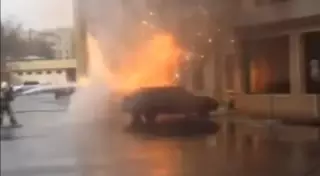 У Центрального стадиона в Шымкенте полностью сгорел BMW X5