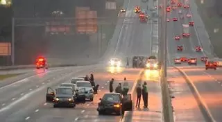 100 машин попали в ДТП на трассе в США