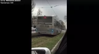 В Алматы автобус заехал на разделительный газон