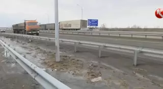 Водители грозятся разобрать трассу Павлодар - Астана из-за невыплаты долгов