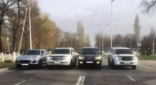 Водителей кортежа из дорогих внедорожников, ехавших по "встречке", оштрафовали в Таразе