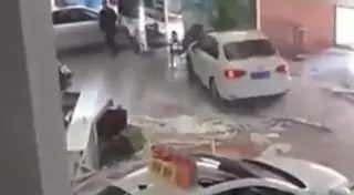 Китаец разнес автосалон на купленной там машине