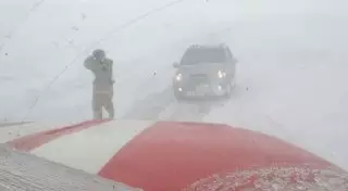 На трассе в Акмолинской области застрял автобус с артистами из Омска