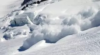 Четыре снежные лавины сошли в ВКО и перекрыли дорогу