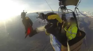 Прыжок с воздушного шара в вингсьюте впервые совершили в Казахстане