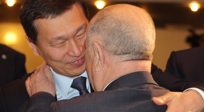 Нурлан Абдиров и Владислав Косарев поздравляют друг друга с избранием в депутаты. Фото Ренат Ташкинбаев© 