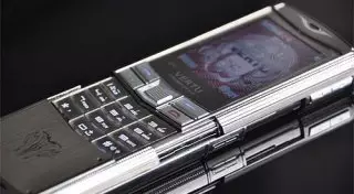 Пассажирка самолета присвоила себе Vertu, который ее попросили передать в Алматы